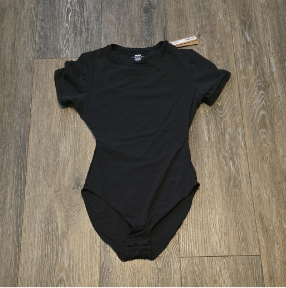 SKIMS Kim Kardashian Women's XS Fits Everybody T-Shirt Bodysuit- NWT